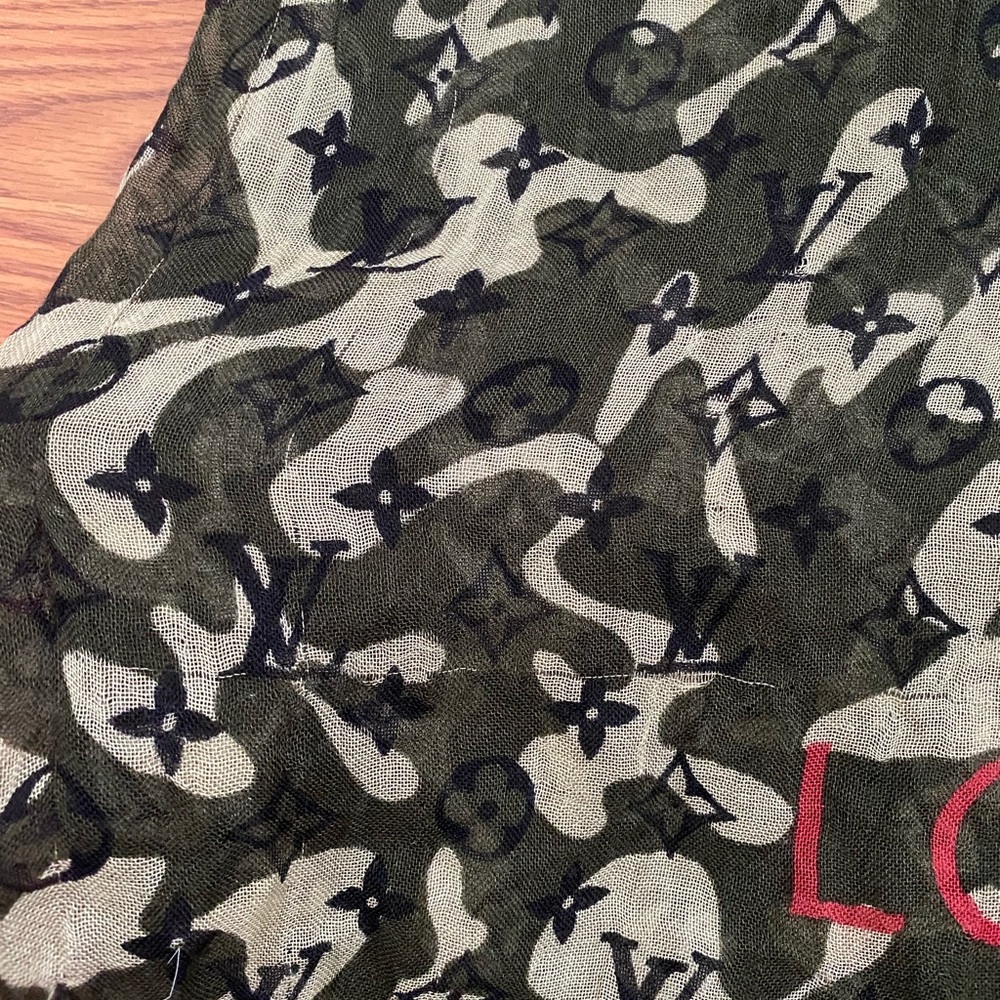 LV Graffiti leopard stole - Picture 7 of 8